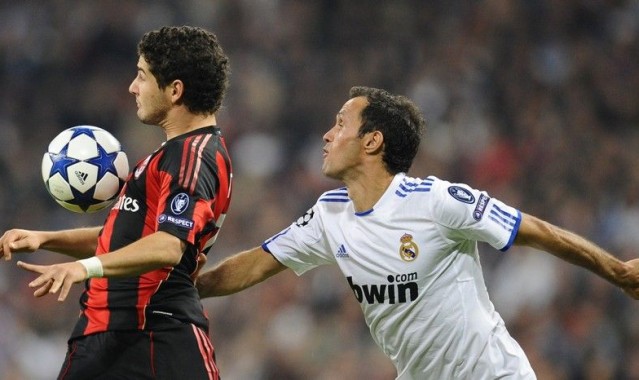  AC米兰主场溃败，球迷高呼教练下课  