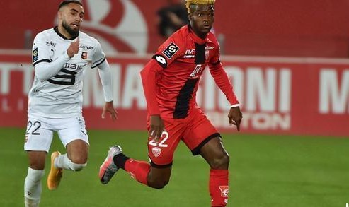  图卢兹主场十人应战，顽强逼平领头羊巴黎  