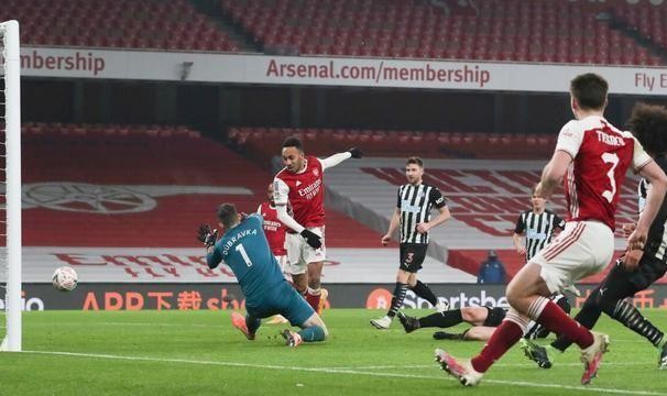  西汉姆联定位球再显威力，祖玛头球破门助球队战平切尔西