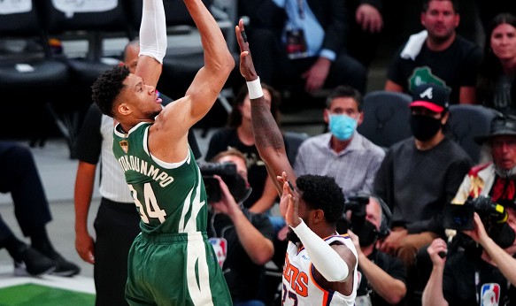  字母哥暴扣统治内线雄鹿轻取尼克斯迎三连胜  