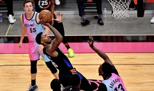  巴特勒关键球热火险胜尼克斯  