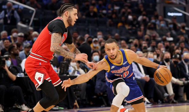  库里三分球里程碑，历史第一人  